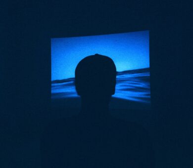 Person steht vor einer Leinwand die blaues Wasser zeigt