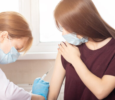 Jugendliche wird geimpft