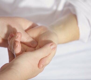 Eine Hand hält eine andere