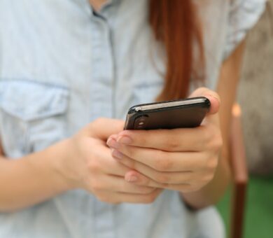 Person hält Smartphone in der Hand