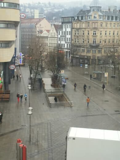 Blick aus dem Fenster von EuroEyes runter zur Bushaltestelle kurz vor dem Augenlasern