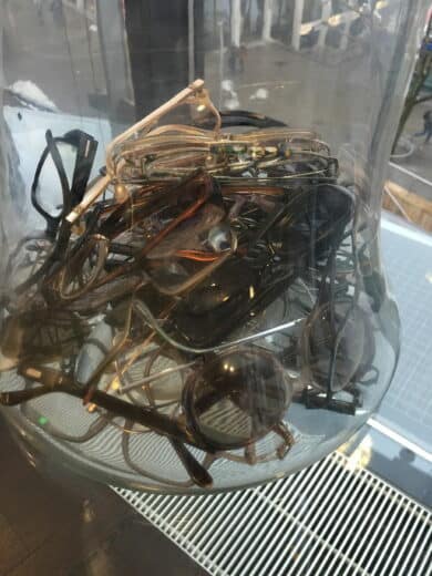 Brillensammlung im Wartezimmer von EuroEyes Stuttgart