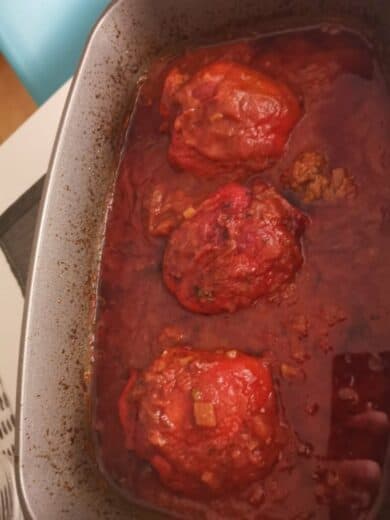 Gefüllte Paprika im Bräter fertig..