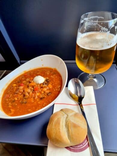 Chili con Carne Bahn mit einem Pils