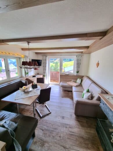 Das Wohn-/Esszimmer mit Couchtisch und Esstisch
