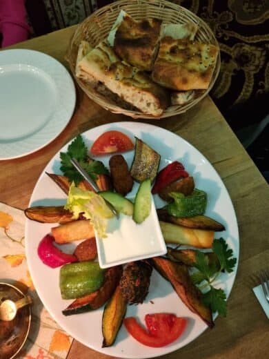 Karışık Sıcak Meze - vegetarisch Gemischte warme Vorspeisen dazu Knoblauchjoghurt (14, 50 EUR)