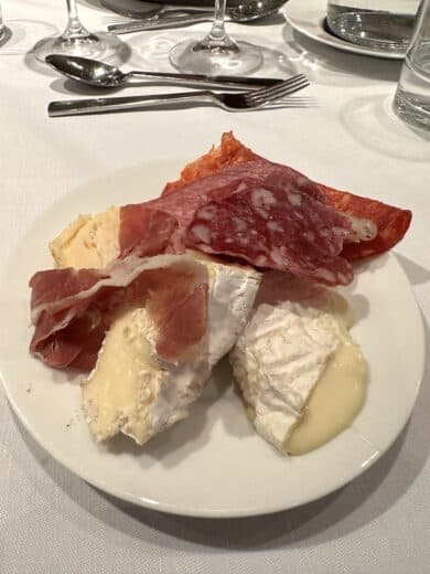 Das Ende des Buffets - Käse, Schinken und Salami