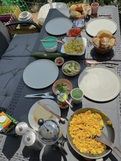 Leckerer Brunch, unter anderem mit Rührei aus frisch gelegten Eiern