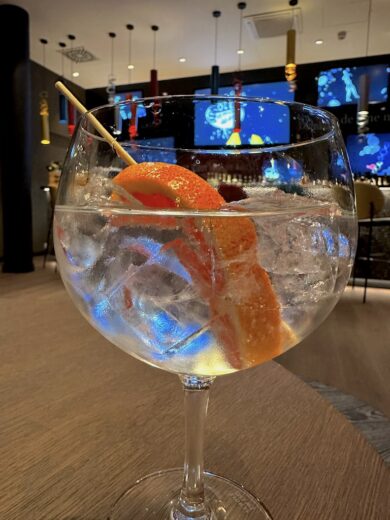 Gin Tonic in der Hotelbar des Motel One Köln-Mediapark
