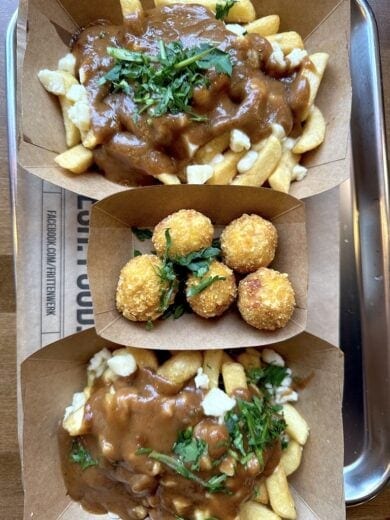 Classic Poutine Quebec und Chicken Bombs in der Mitte