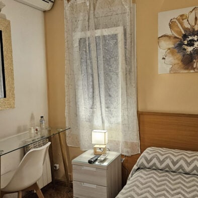 Habitación individual con baño compartido