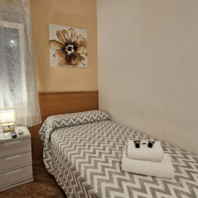 Habitación individual con baño compartido