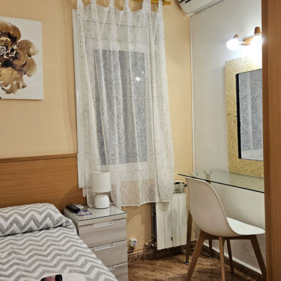 Habitación individual con baño compartido
