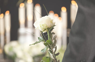 Kukkalaitteet hautajaisissa Turussa - hautaustoimisto Turku