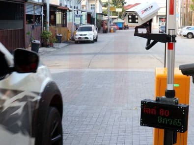 กล้องอ่านป้ายทะเบียนรถเปิดไม้กั้นรถยนต์