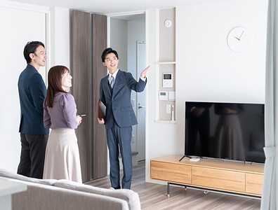 家を案内をする不動産営業マン(内見・内覧・