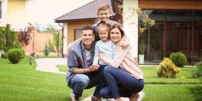 Familie vor Haus