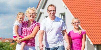 Familie nach Hauskauf