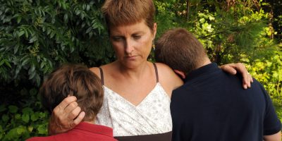 Mutter mit ihren beiden Söhnen