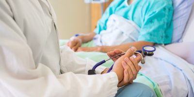Arzt mit seiner Patientin