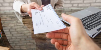 Kontoauszüge werden überreicht