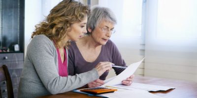 Frauen schauen auf ein Blatt Papier