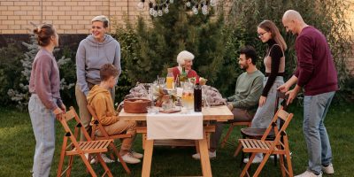 Familie trifft sich zum Essen.