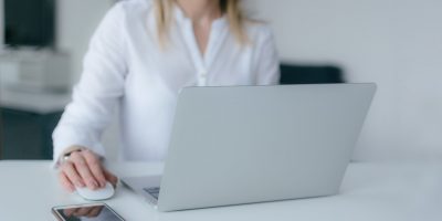 Frau gründet digital eine GmbH