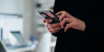 Person nutzt Smartphone