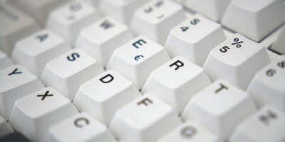 Computer-Tastatur am IT-Arbeitsplatz für Support und Monitoring