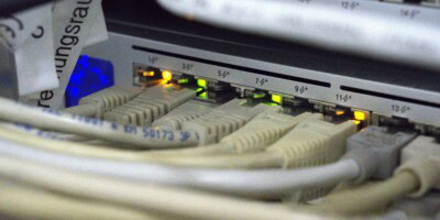Professioneller Ubiquiti Network-Switch mit strukturierter Patch-Verkabelung