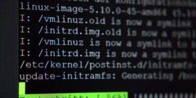 Nahaufnahme einer Kommandozeile für Open-Source-Serveradministration