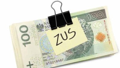 Plik pieniędzy z napisem ZUS