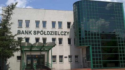 bank spóldzielczy napis na budynku