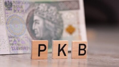 napis na klockach PKB, w tle banknot