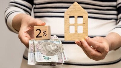 banknoty, klocek z napisem 2%, model domu