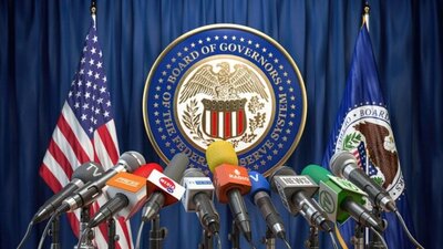 Fed, flagi USA, mikrofony , konferencja prasowa