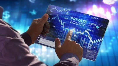 mężczyzna trzymający tablet z wykresami na ekranie