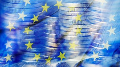 monety w tle flaga UE