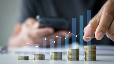 OFE, rosnące stosy monet, mężczyzna dokładający monet, wykres w górę