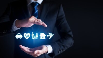 wirtualne symbole ubezpieczeń, miedzy dłoniami