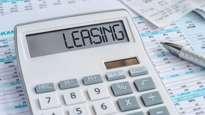 kalkulator z napisem leasing, dokumenty finansowe