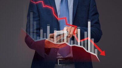 wirtualny wykres wskaźników w dół, czerwony wektor, na tle mężczyzny z laptopem