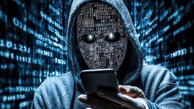 wirtualny obraz Darknetu, cyberprzestępca ze smartfonem w dłoniach