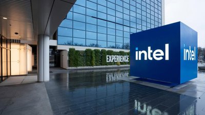 logo Intel przed budynkiem