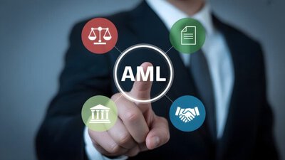 mężczyzna w garniturze, wirtualny ekran z ikonami $, banku, AML