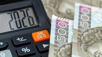 kalkulator z napisem 2026, banknoty 500 zł
