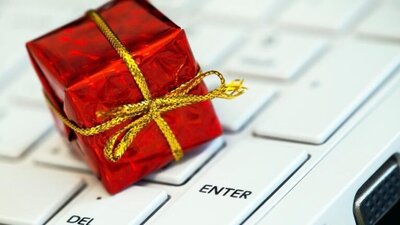 czerwony mini prezent na klawiaturze komputera