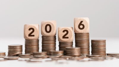 stosy monet, napis 2026 na klockach