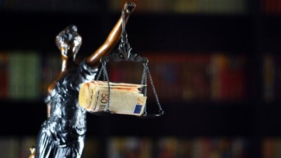 statuetka Sprawiedliwości, plik banknotów